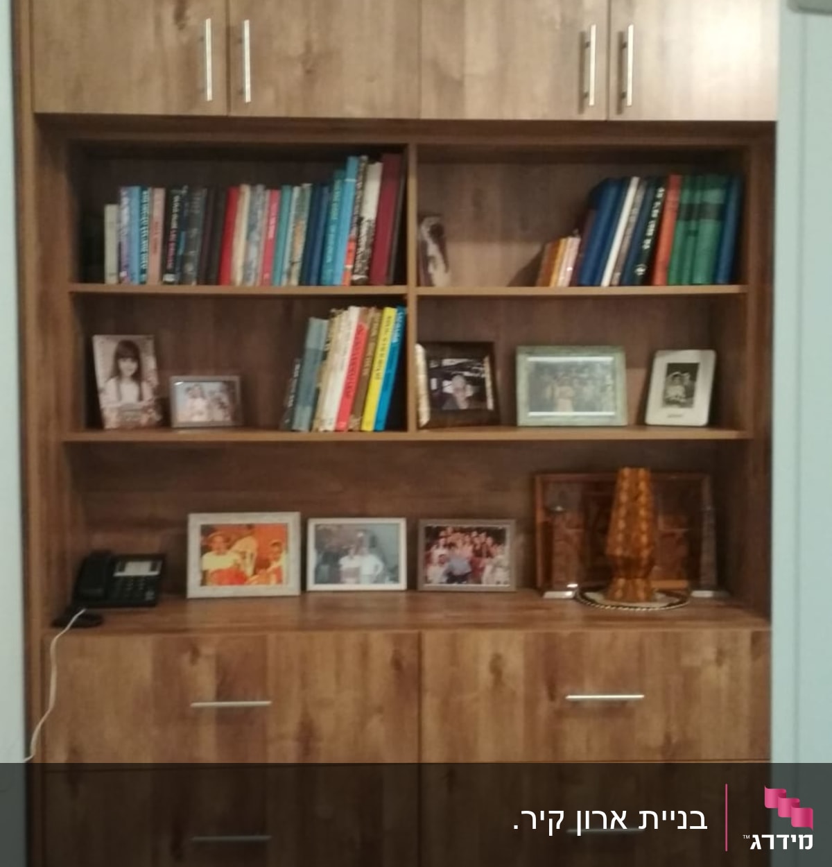 ארון עץ עם מדפים ודלתות, ידיות מתכת